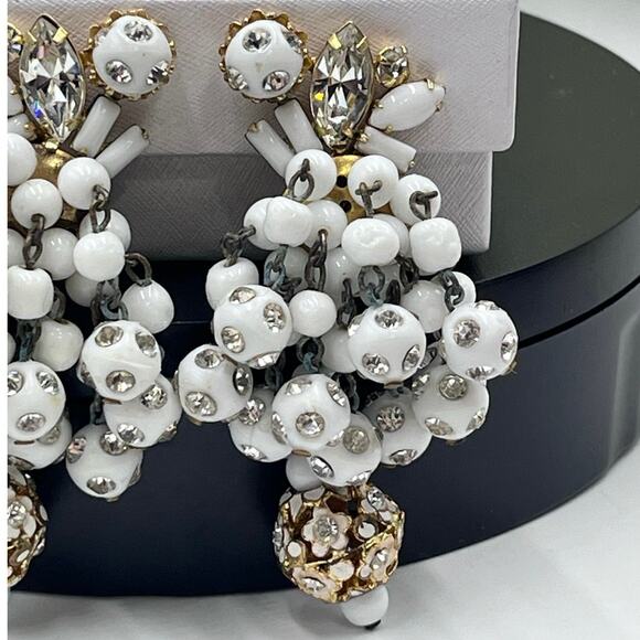 Hattie Carnegie Vintage Signed White Beaded Cluster Cha Cha Clip On Earrings - Picture 3 of 14